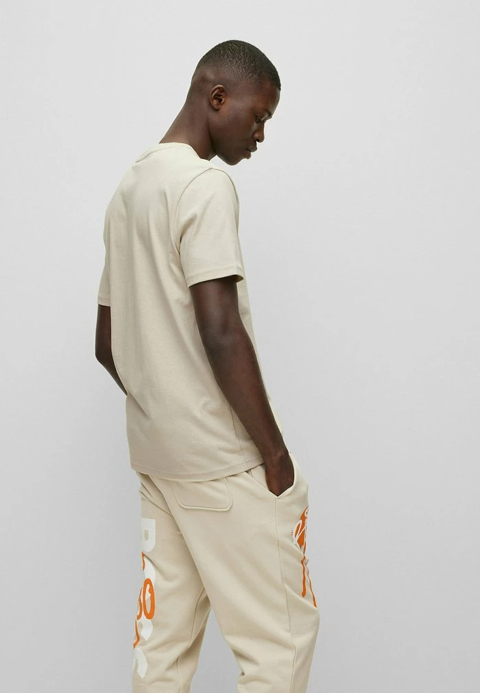 BOSS TEGRAFBASIC - Print T-shirt - Open Beige One 6 BOSS TEGRAFBASIC - Print T-shirt - Open Beige One - Image 4